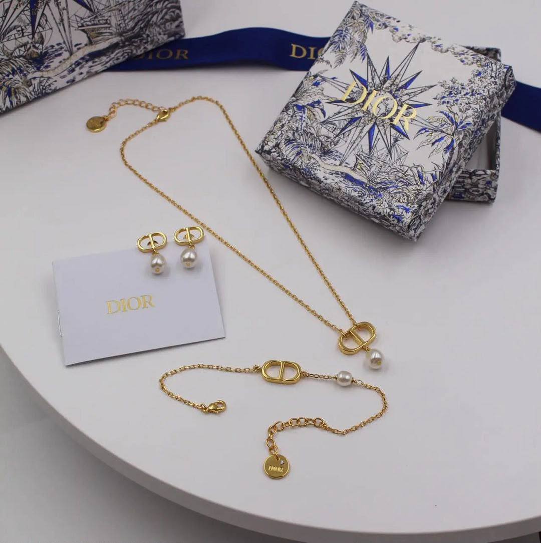 Dior
Necklace 🐦🔥
Earring🦋
Bracelet ❤️🔥
Master quality 💯
With normal boxes 📦
115 dhs🇦🇪🇦🇪
With master box 🗃️
125 dhs🇦🇪🇦🇪
Zain216
♥️♥️♥️