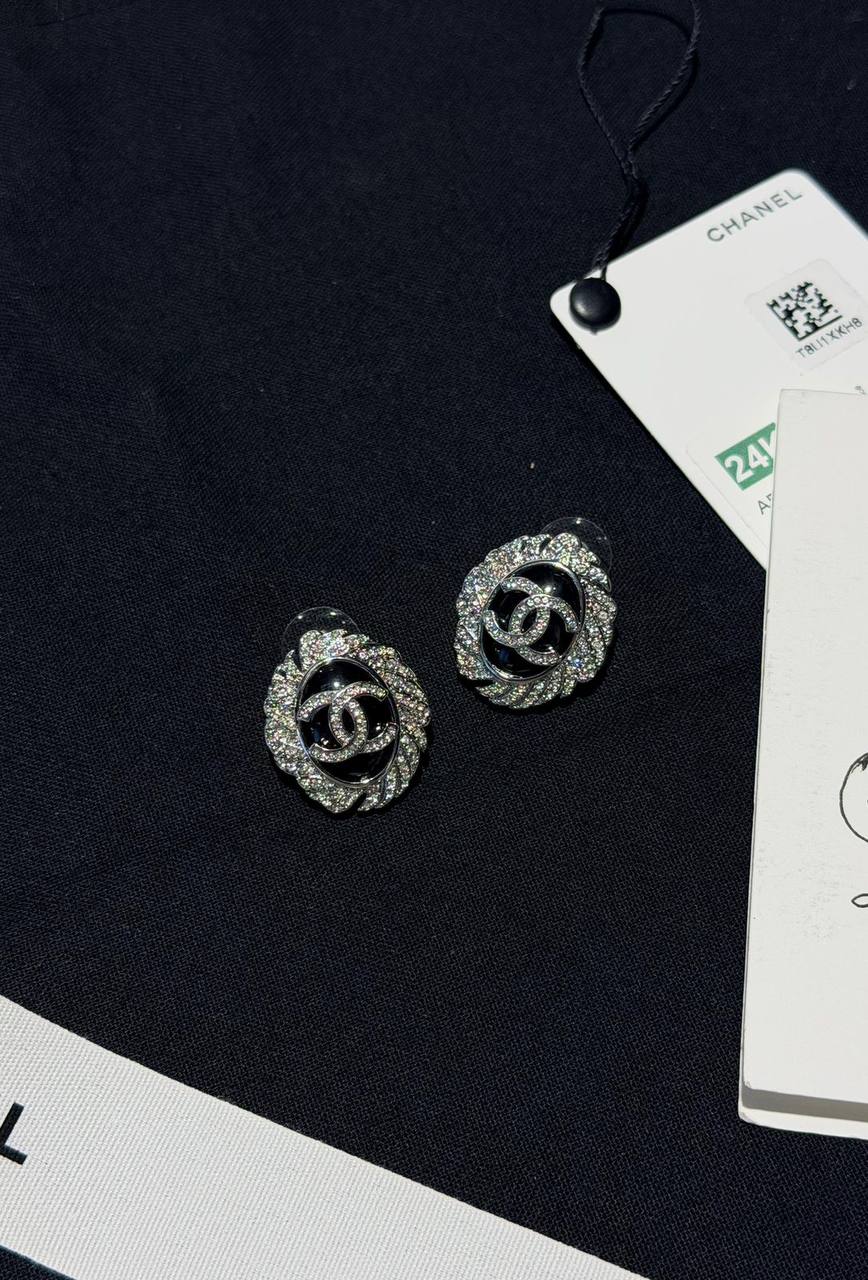 *CHANEL* 🖤
* Necklace Choker & Earing ⬆️
* ↗️ *Super Master Quality ®️*
Set (Necklace & earings)
*200 dhs🪙🌨️* with *Normal* Box & Bag
*250 dhs🪙🌨️* with *Original* Packaging
Zain209
♥️♥️♥️