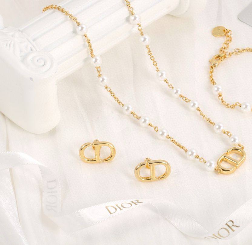 Dior 🦋
Necklace ❤️🔥
Earring ❣️
Master quality 💯
With normal boxes 📦
80 dhs🪙
With master box 🗃️
95 dhs🪙
Zain216
♥️♥️♥️