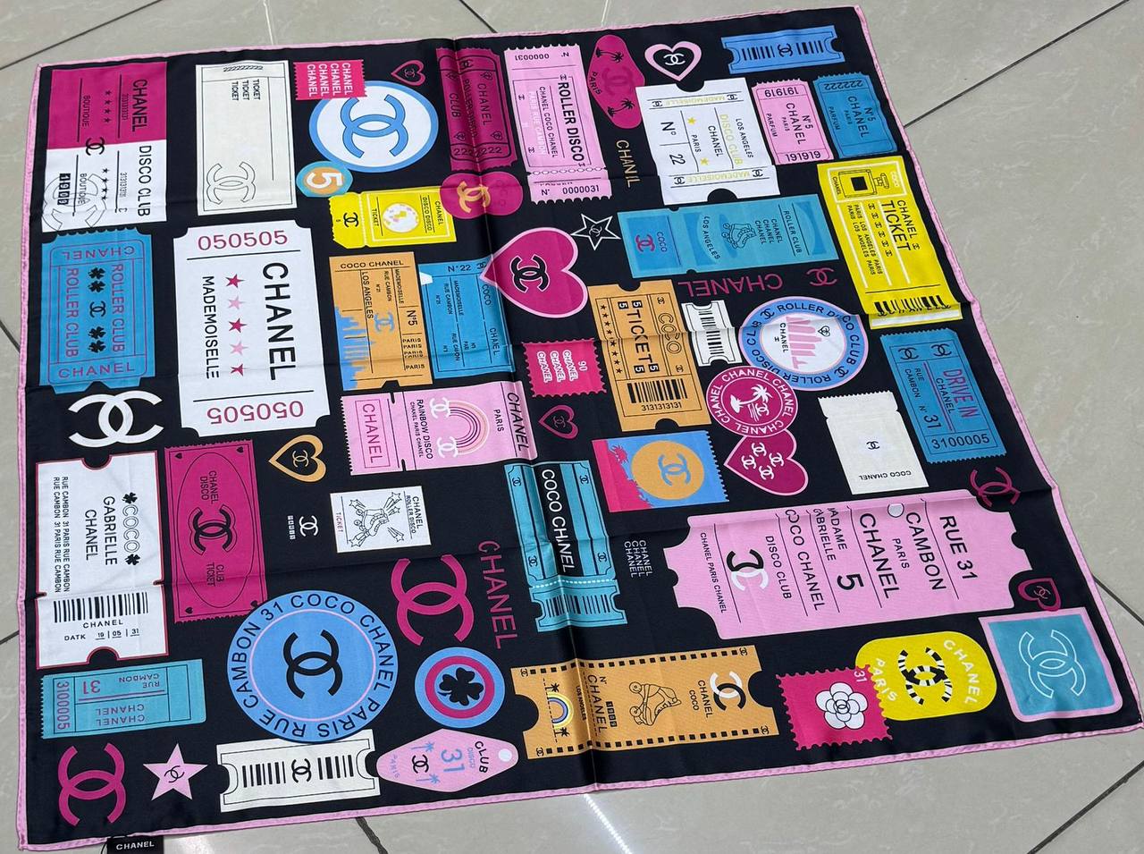 Silk square scarf
40 dhs🪙💚
Zain93
♥️♥️♥️