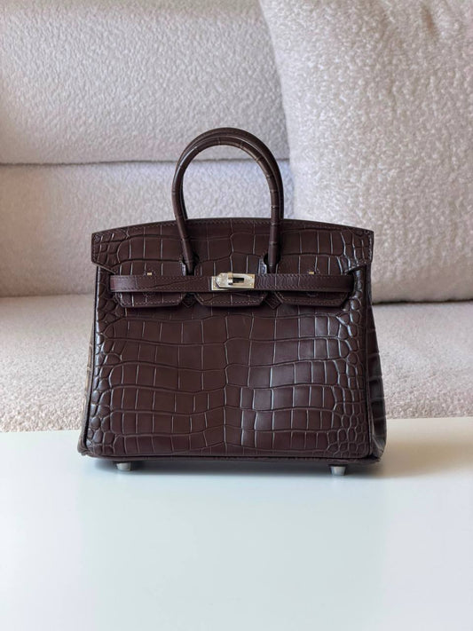 Hermes
Birkin croc 25cm💕master quality😍with box❤️
750 dhs✅
Zain52
♥️♥️♥️