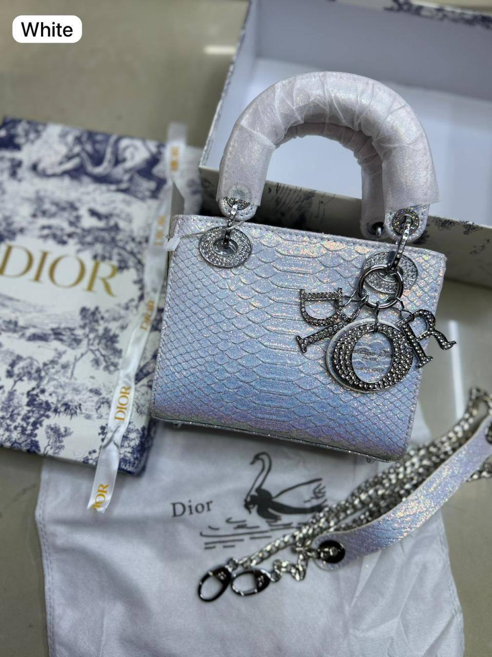 💎 Lady Dior
1️⃣ First quality +🎁
Logo with diamond💎
Size : 17 * 14 * 7 cm
100 dhs🇦🇪🇦🇪
with box 🎁
Zain115
♥️♥️♥️