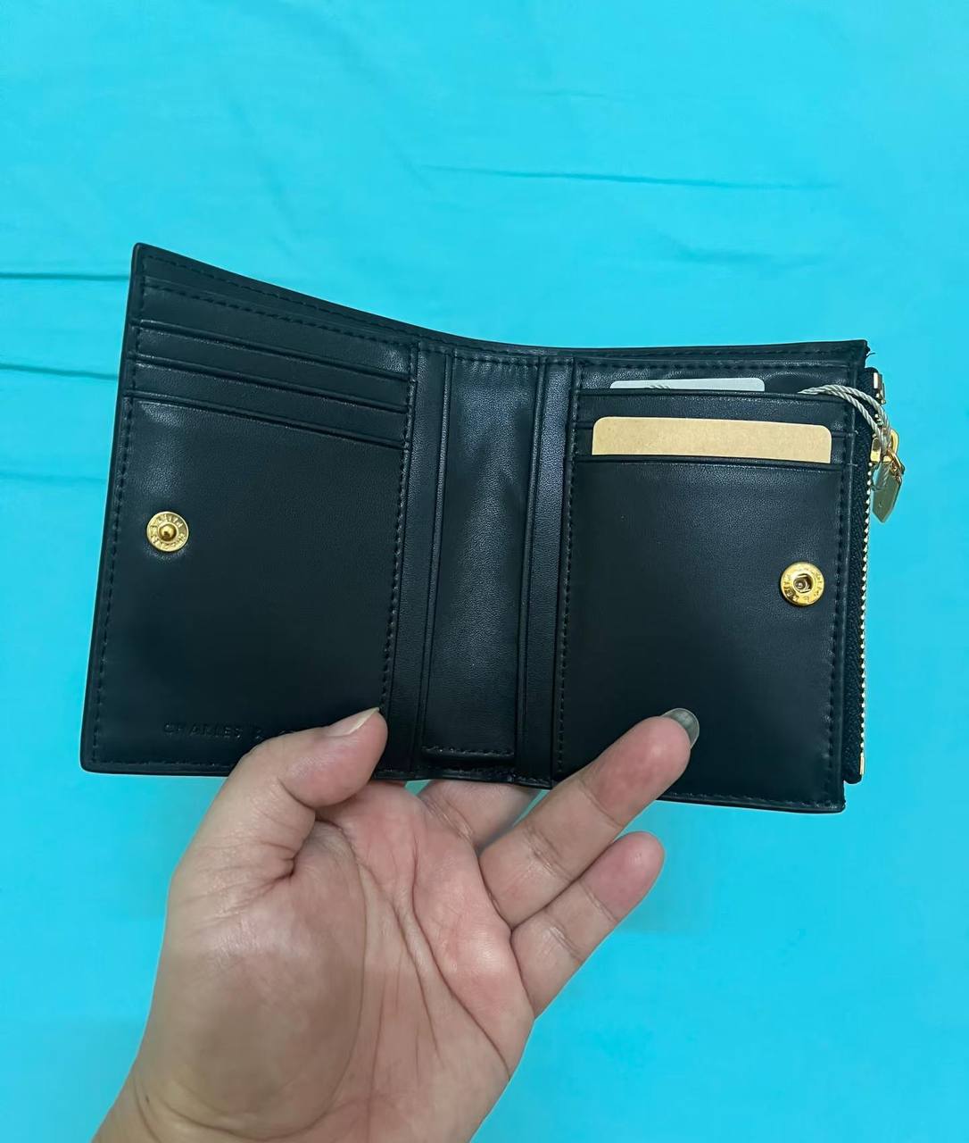 CK
Charles and keite
55 dhs✅
with box
🎁🎁🎁
Good quality
Zain40
♥️♥️♥️