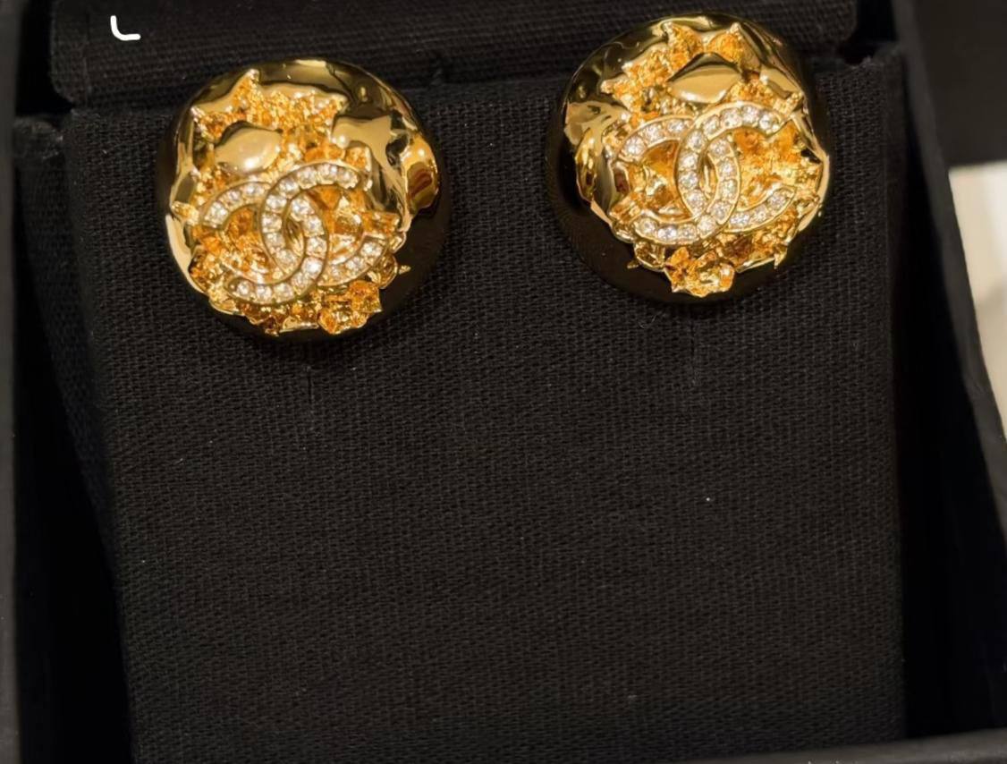 CHANEL❤️🔥*
Earring 🐦🔥
Master quality 💯
With normal boxes 🗃️
55 dhs💓
With master box 📦
65 dhs💓
Zain216
♥️♥️♥️