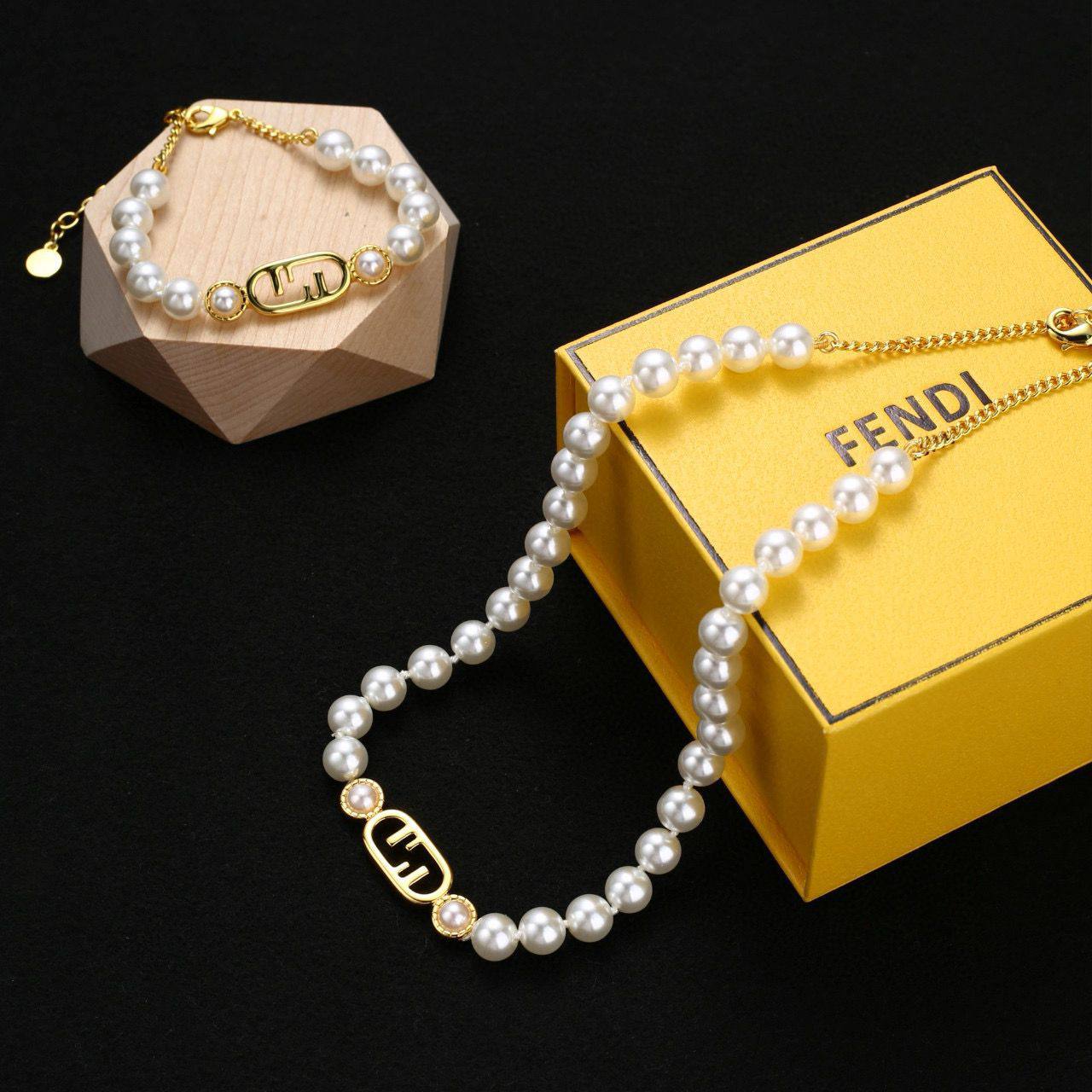 Fendi set* 🦋
Necklace
Bracelet
Master quality
105 dhs🪙🌨️
normal box 📦
Zain48
♥️♥️♥️