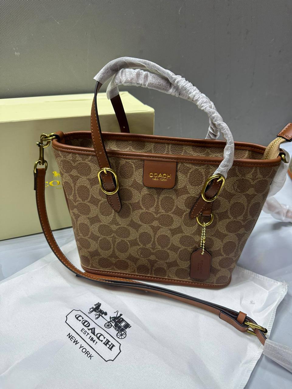 Coach
With box
🎁🎁🎁
High quality
95 dhs🪙🌨️
Zain50
♥️♥️♥️