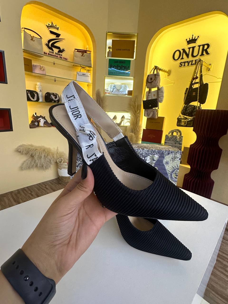Dior
110 dhs
Zain21
♥️♥️♥️
Zc