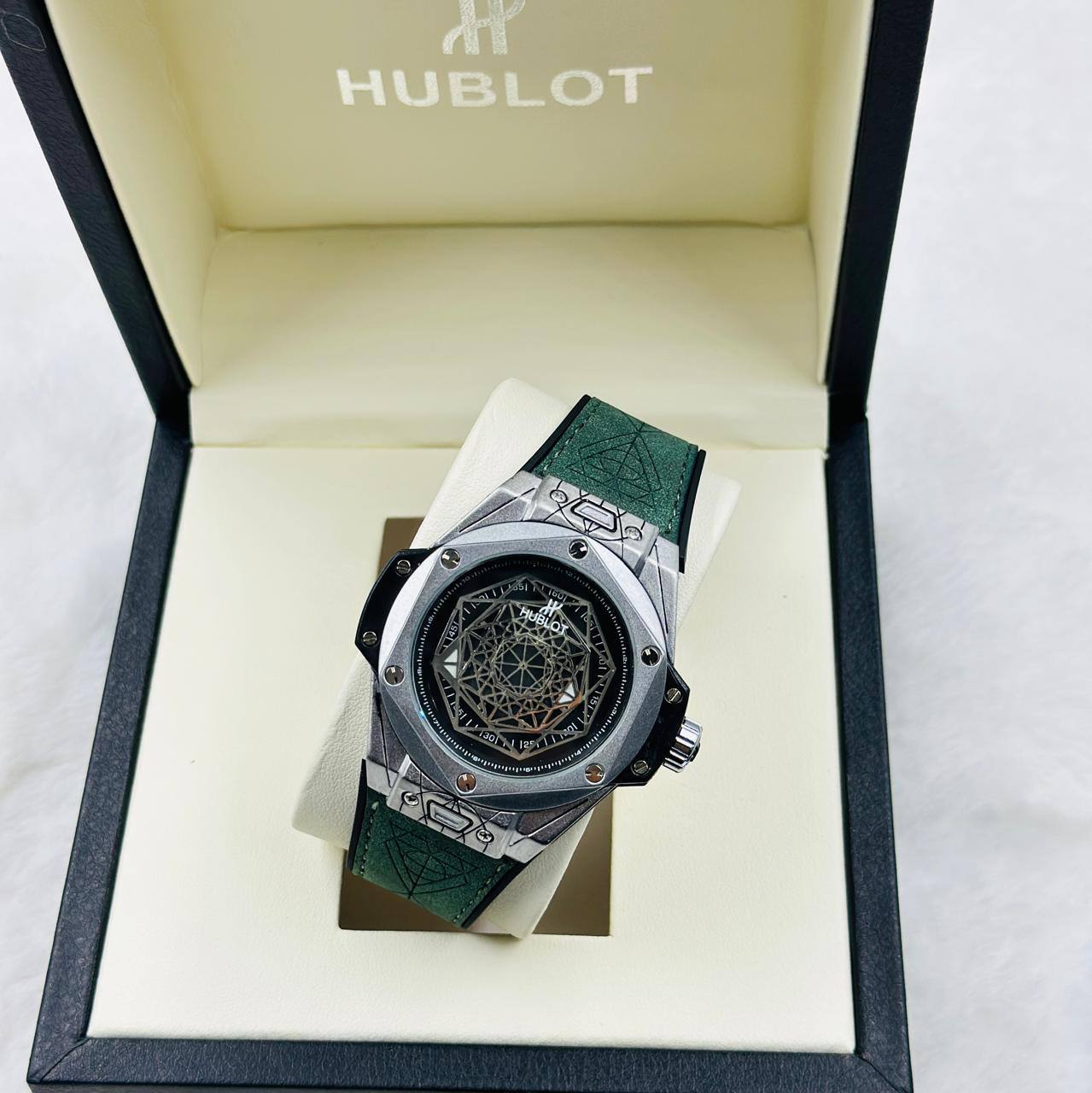 NEW CAME
MEN HUBLOT WATCH
GOOD QUALITY
65 dhs🪙💕
Zain40
♥️♥️♥️