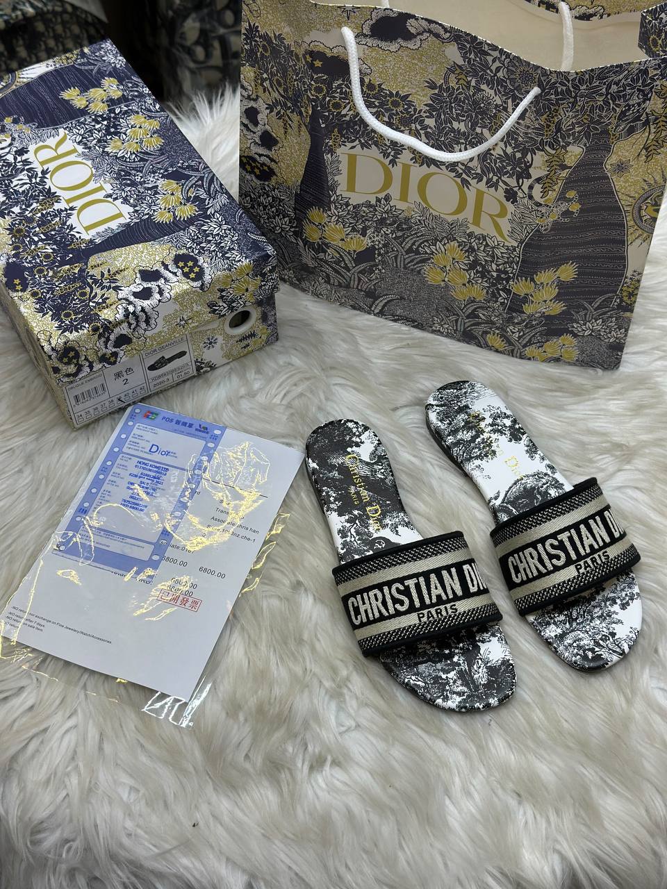 Dior
Size :36 to 42
90 dhs💛
Zain241
♥️♥️♥️