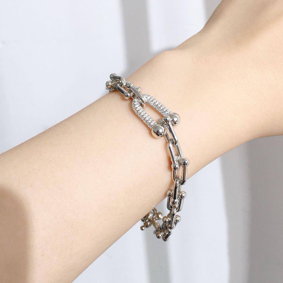 Tiffany ❤️🔥*
Necklace 🐦🔥
Earring 🦋
Bracelet 🍁
Master quality 💯
With normal boxes 📦
210 dhs🪙🌺
With master box 🗃️
250 dhs🪙🌺
Zain216
♥️♥️♥️