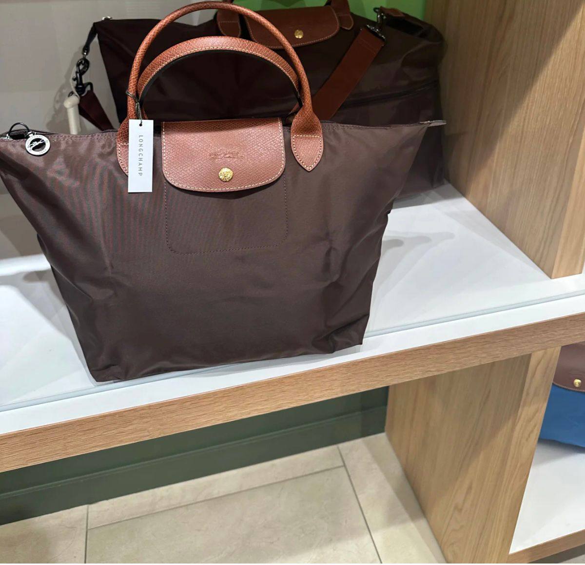 Longchamp,
good quality,
size 46*29 cm
60 dhs🪙🖤
Zain12
♥️♥️♥️