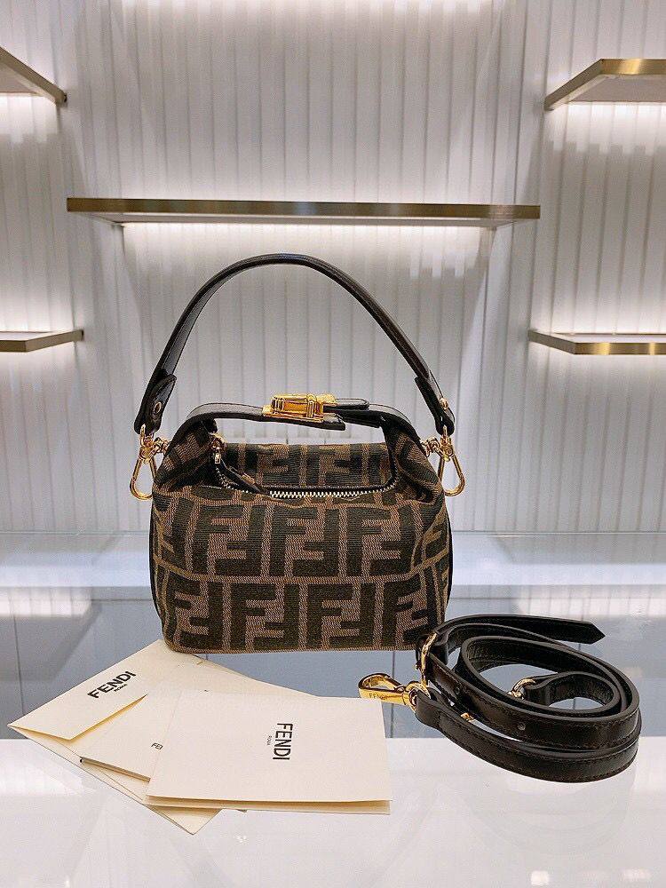 Fendi
70 dhs❤️
With box
🎁🎁🎁
Zain219
♥️♥️♥️