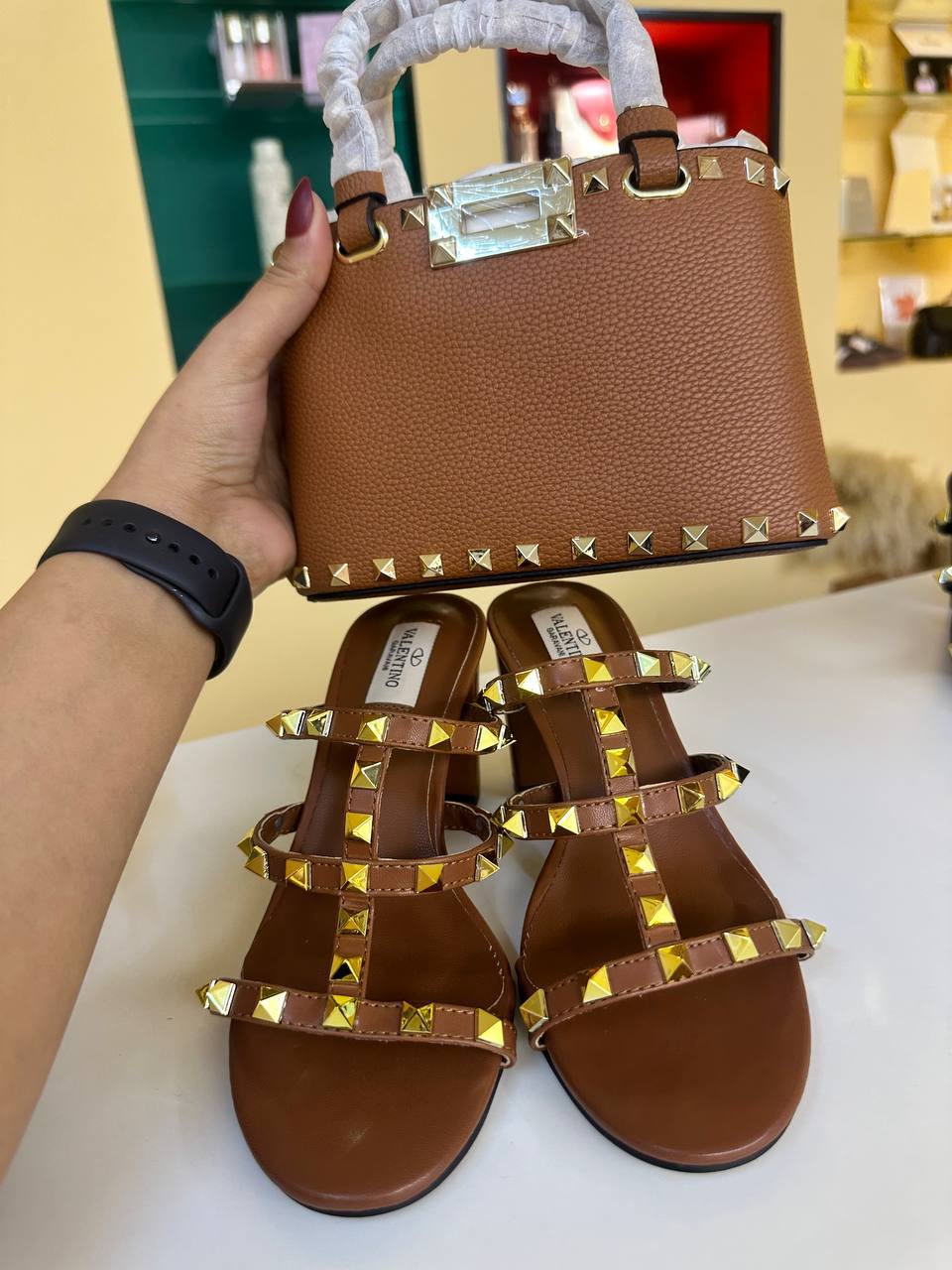 Valentino
Master bag 290 dhs
Zain131
Heels
105 dhs
Zain21
♥️♥️♥️
Zc