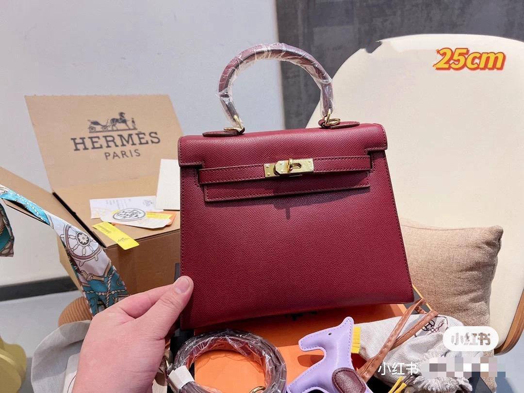 ❤️ Hermes Kelly
1️⃣ First quality + 🎁
Size : 25 * 20 cm
95 dhs✅
with box 🎁
Zain115
♥️♥️♥️