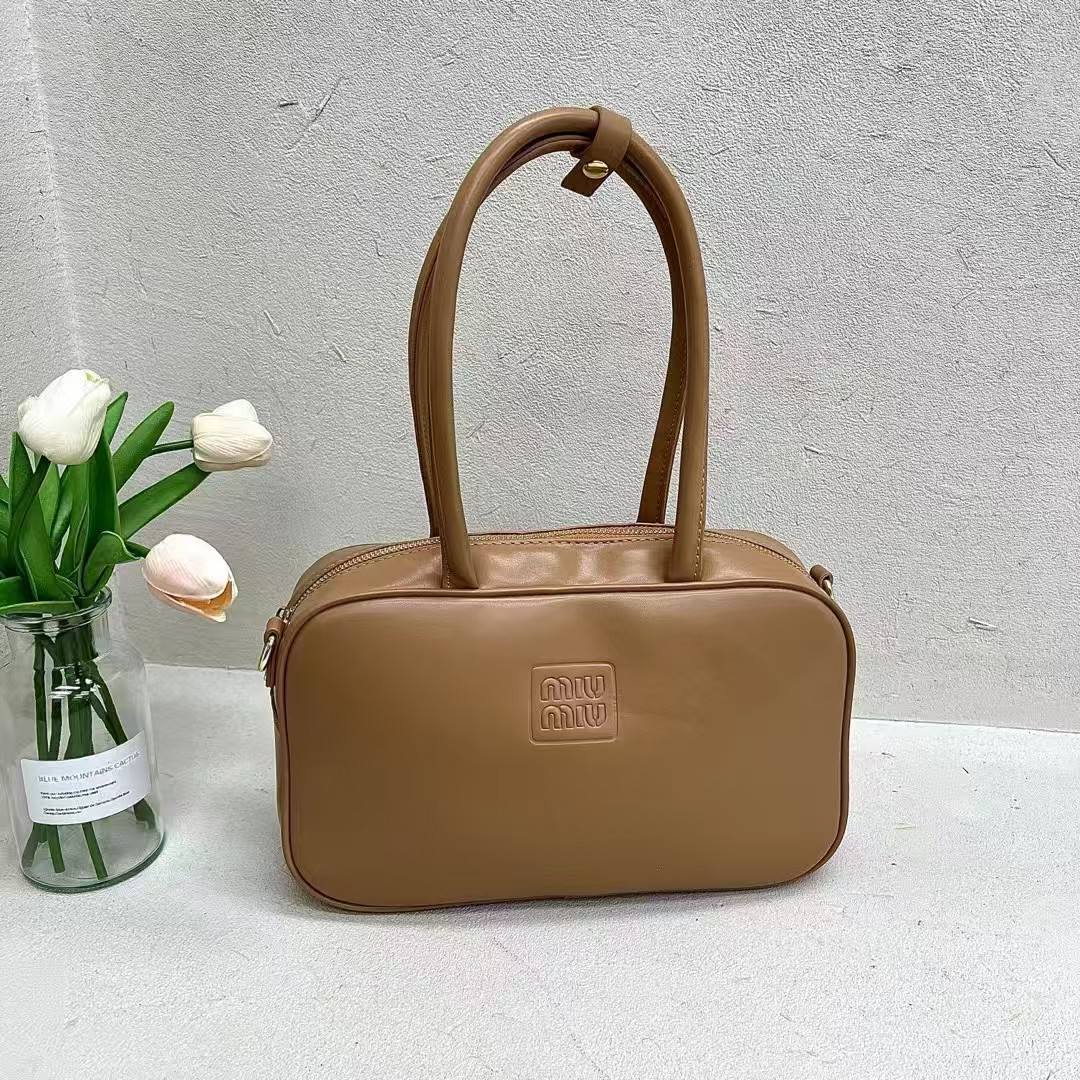 Miu Miu
70 dhs🪙🌺
Zain22
♥️♥️♥️