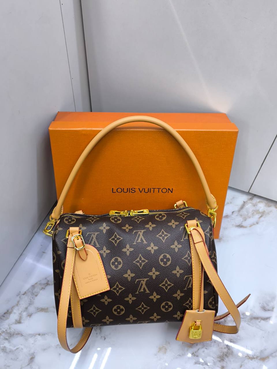 LV
Express PM Monogram
2 sizes Strap
Gold Hardware
Size :25 cm
With BOX
100 dhs✅
Zain239
♥️♥️♥️