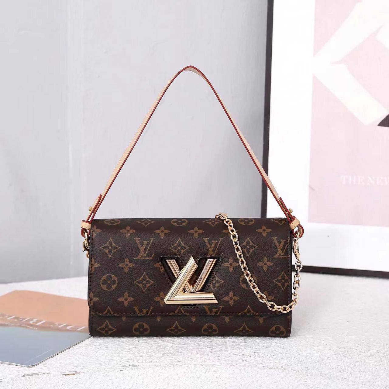 LV
90 dhs🪙💕
with box 🗃️
Zain269
♥️♥️♥️