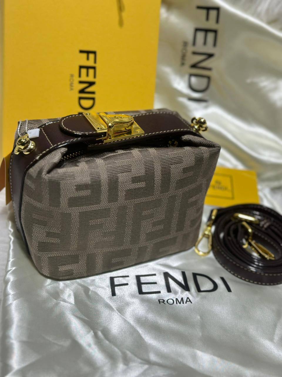 Fendi
good quality, comes with box,
🎁🎁🎁
size... 19*11 cm
90 dhs💓
Zain12
♥️♥️♥️