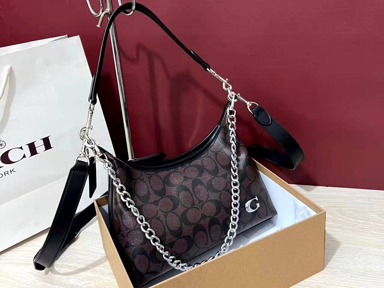Coach
90 dhs✅
with box
🎁🎁🎁
size 25cm
Zain26
♥️♥️♥️