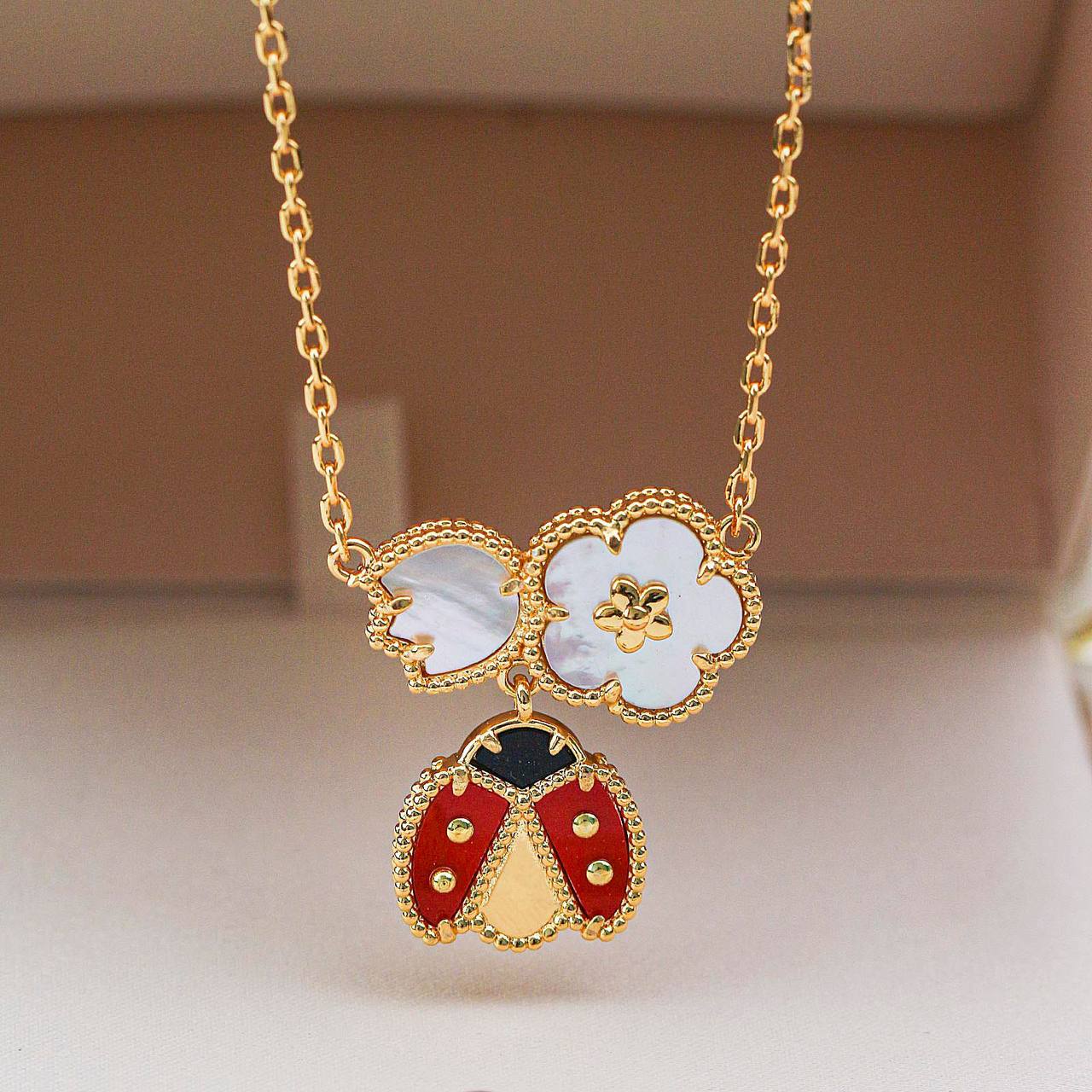 VCA SET❤️🔥*
Necklace ✨
Earring 🦋
Bangle 🍁
Ring free size 💍
Master quality 💯
With normal boxes 📦
230 dhs✅
With master box 🗃️
280 dhs✅
Zain216
♥️♥️♥️