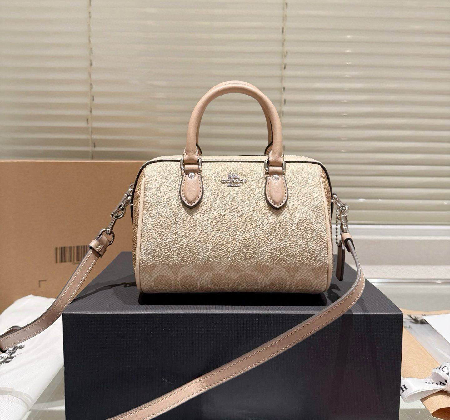 COACH
NEW CAME GOOD QUALITY
WITH BOX
🎁🎁🎁
90 dhs❣️
SIZE: 18cm
Zain279
♥️♥️♥️