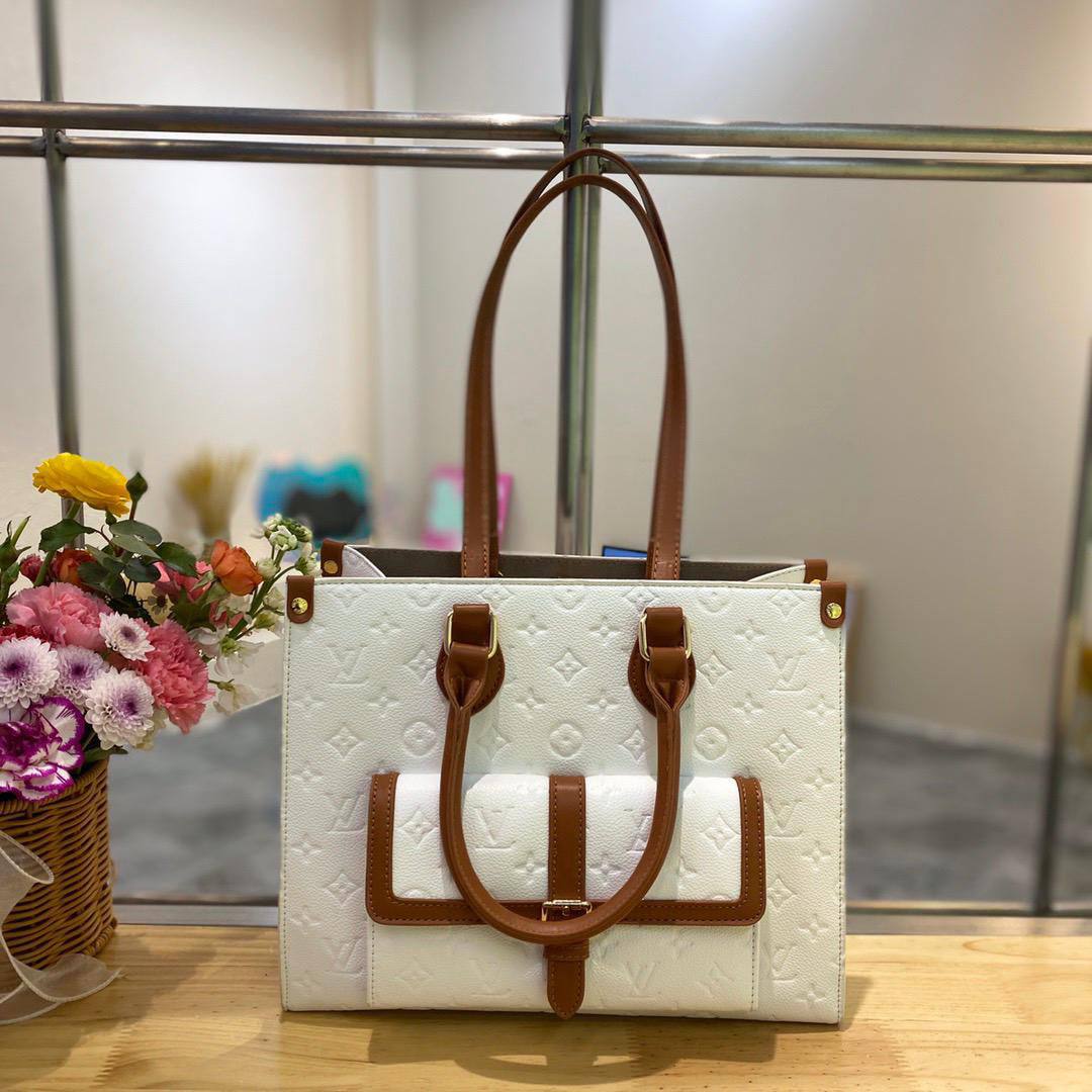 LV
85 dhs✅
size 31×13×25cm
Zain42
♥️♥️♥️