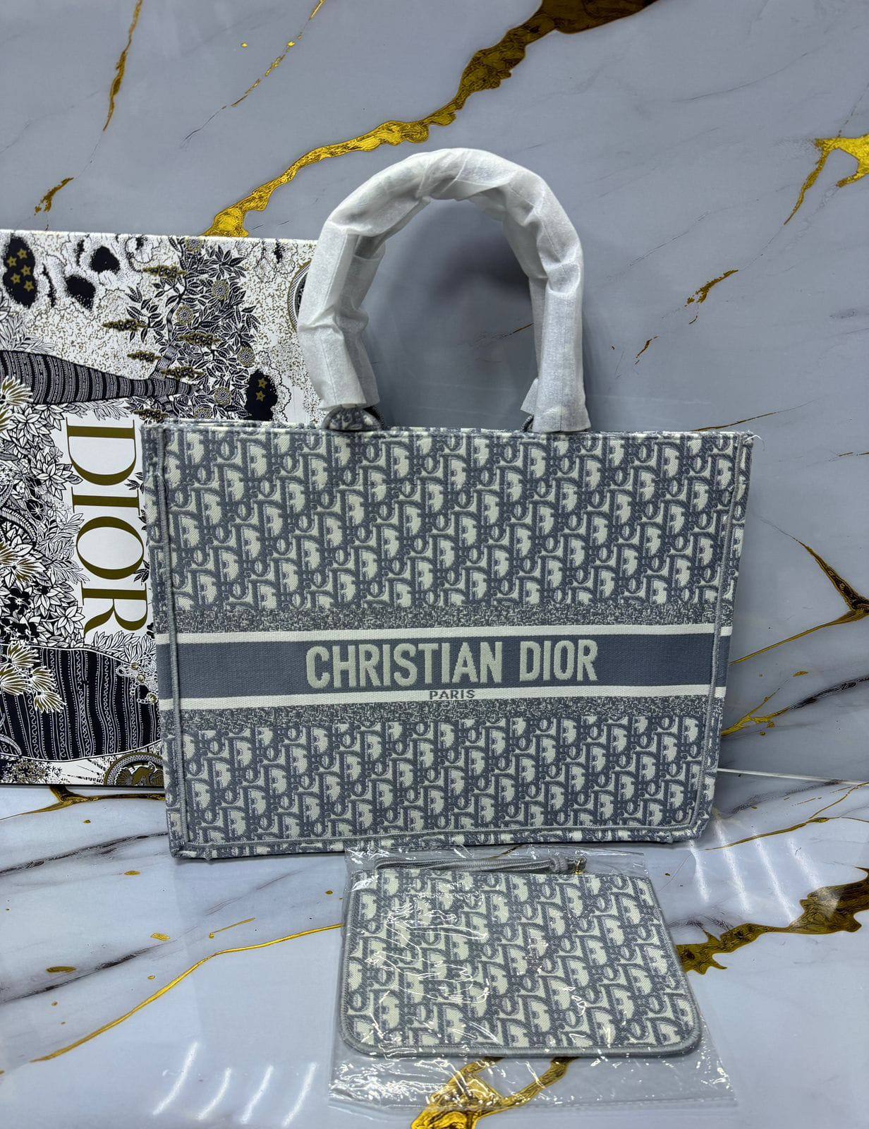 Dior
High quality
115 dhs❤️
with box
🎁🎁🎁
Zain136
♥️♥️♥️