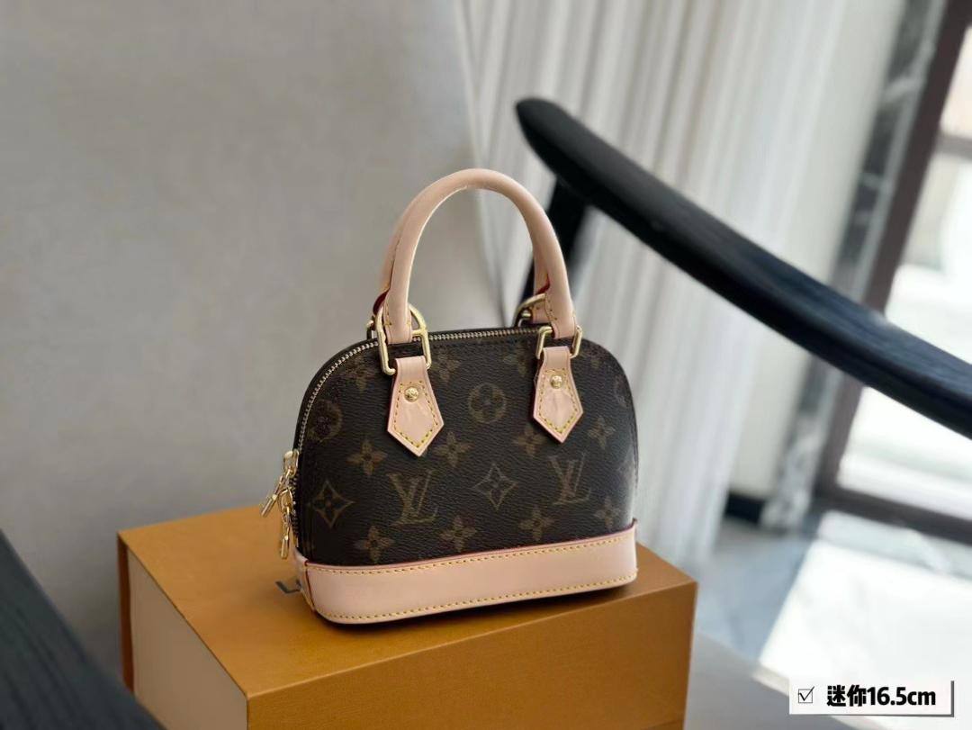 Lv
100 dhs🇦🇪🇦🇪
with box
size 20cm
Zain26
♥️♥️♥️