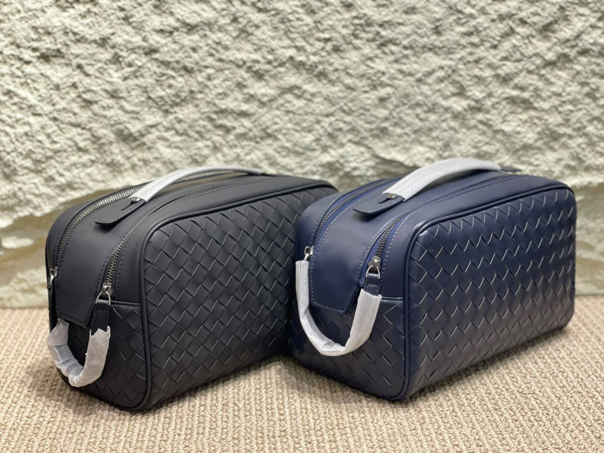 BOTTEGA VENETA
Wash Bag 27CM
Master Quality
Available
540 dhs🇦🇪🇦🇪🇦🇪
Zain179
♥️♥️♥️