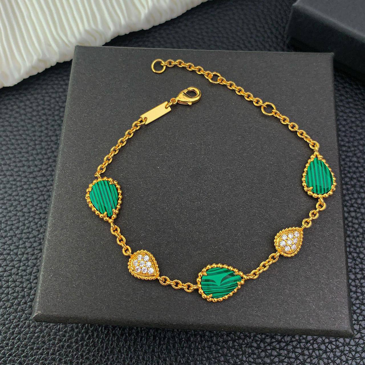 BOUCHERON ❤️🔥*
Bracelet 🐦🔥
Master quality 💯
With normal boxes 🗃️
60 dhs🪙🌨️
With master box 📦
140 dhs🪙🌨️
Zain216
♥️♥️♥️