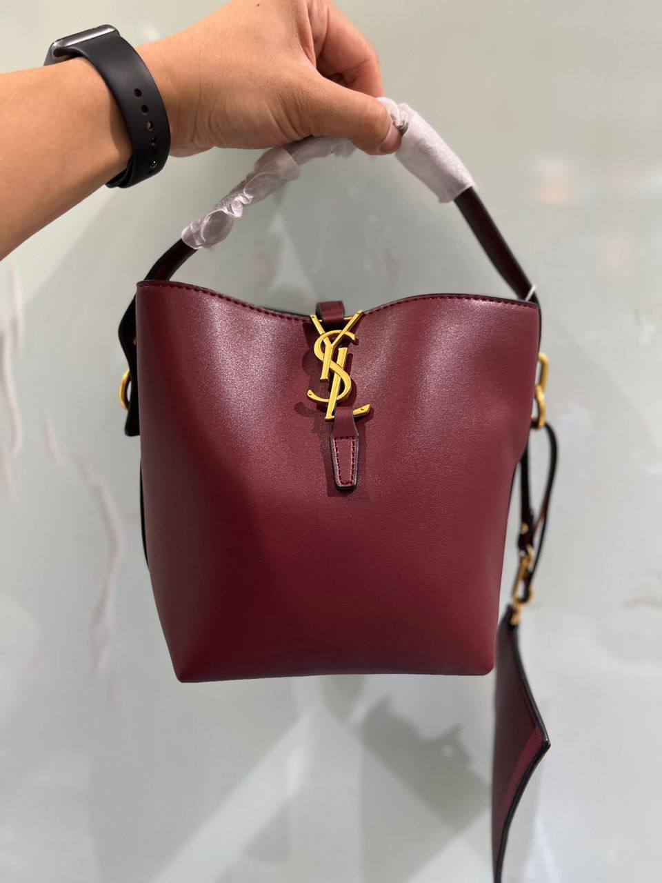 YSL
95 dhs💓
with box
🎁🎁🎁
size 25×13×19cm
Zain42
♥️♥️♥️