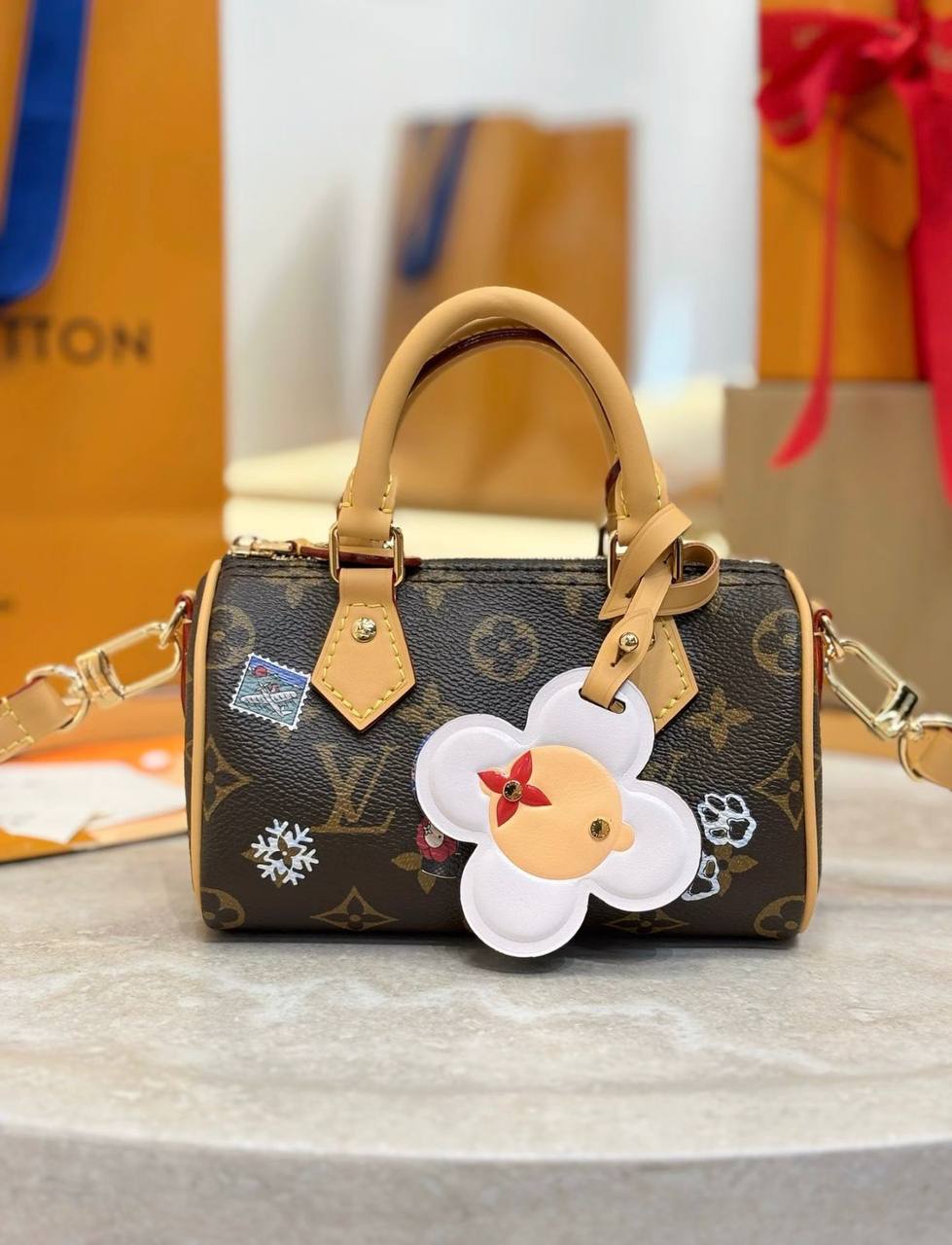 LV
125 dhs✅
size:16cm
High-quality with box
Zain35
♥️♥️♥️