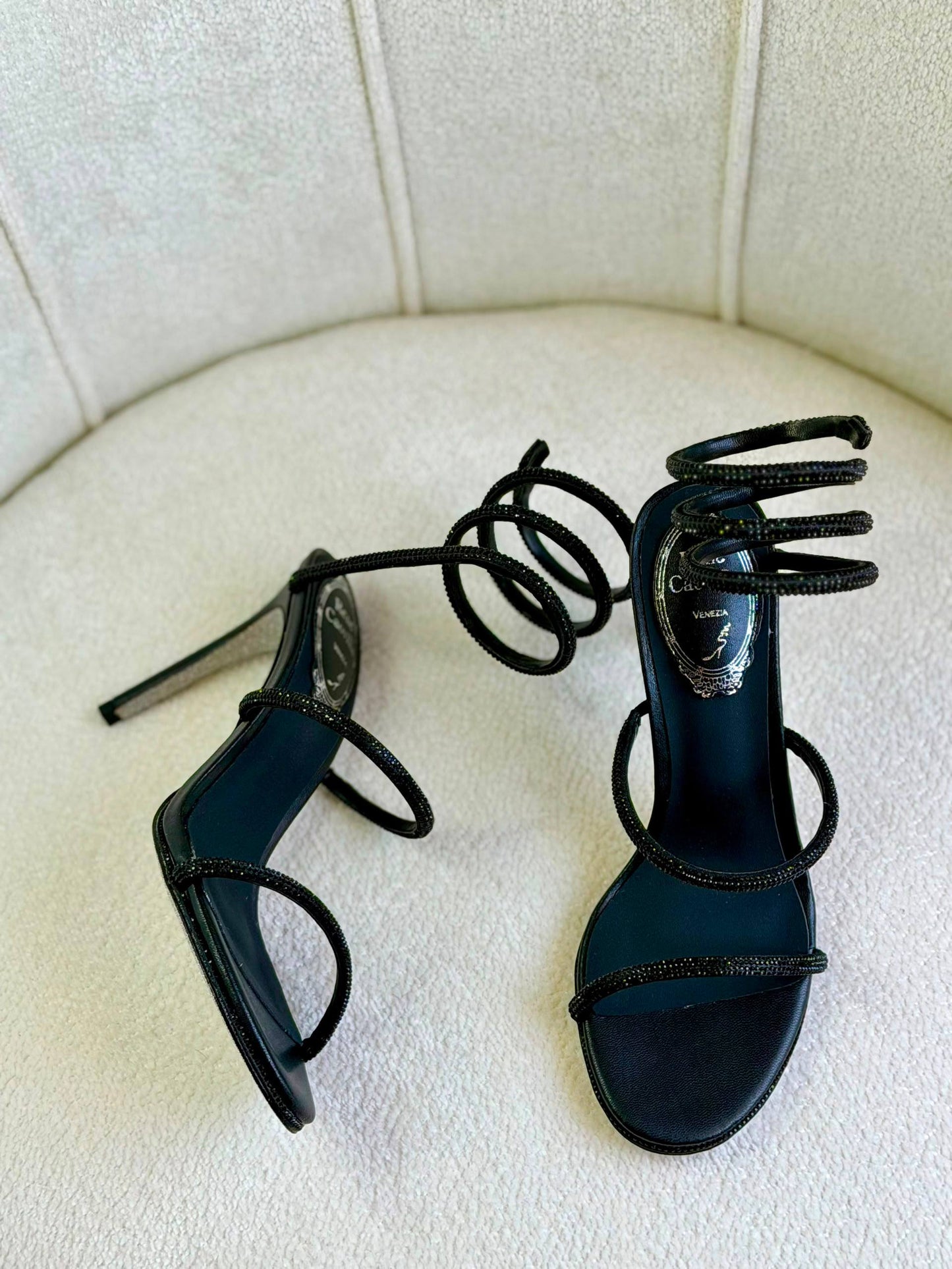Rene Caovilla
Super *AAA* *+* Quality 💯
With original packing🎁🎁
SIZE:36and41
Available now
550 dhs✅
Zain309
♥️♥️😂