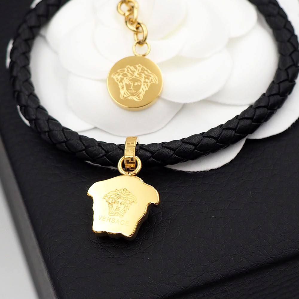 VERSACE
Bracelet ✨
Master quality 💯
With normal boxes 📦
45 dhs🇦🇪🇦🇪
Zain216
♥️♥️♥️