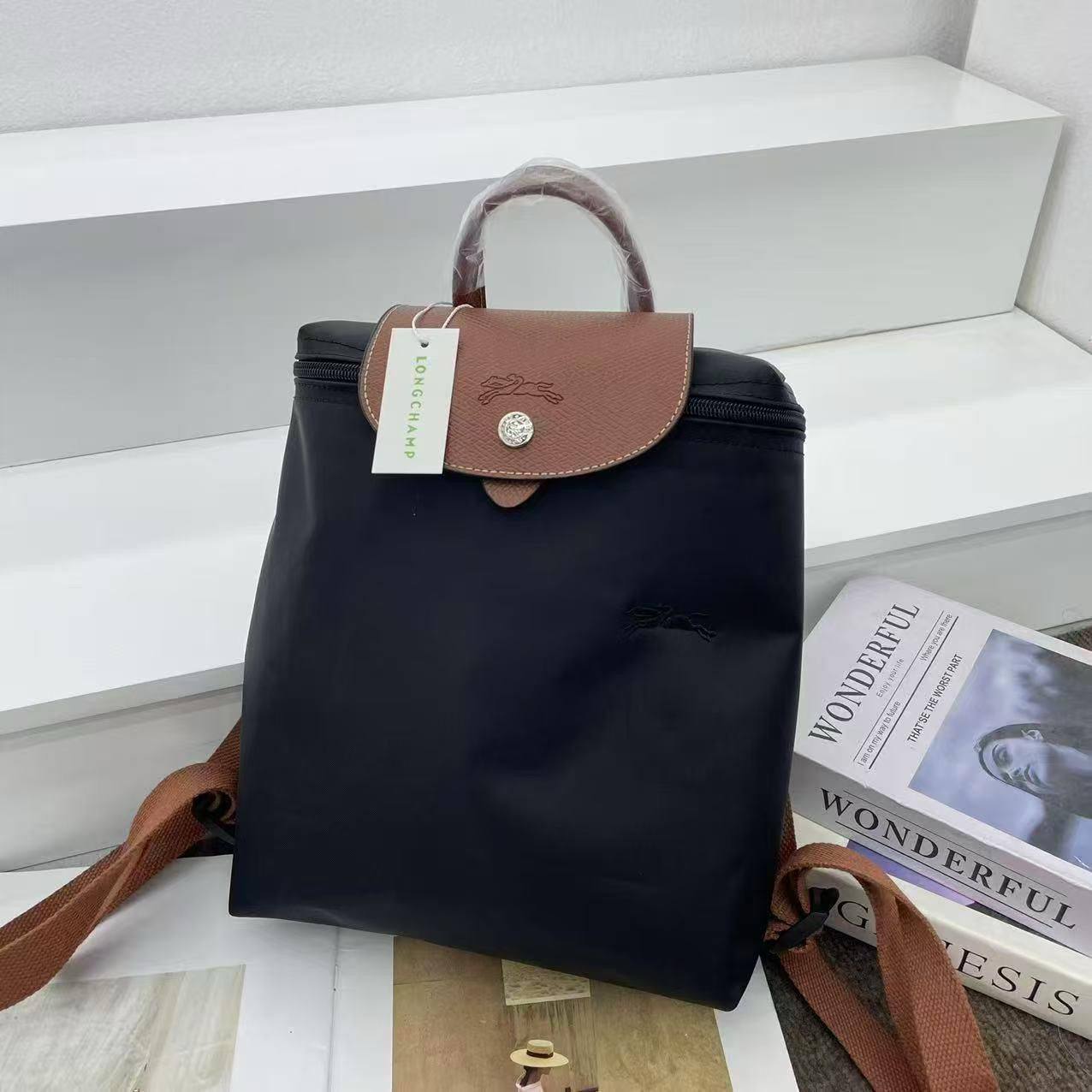 Long Champ
28*26*10cm
60 dhs🪙🌨️
Zain17
♥️♥️♥️