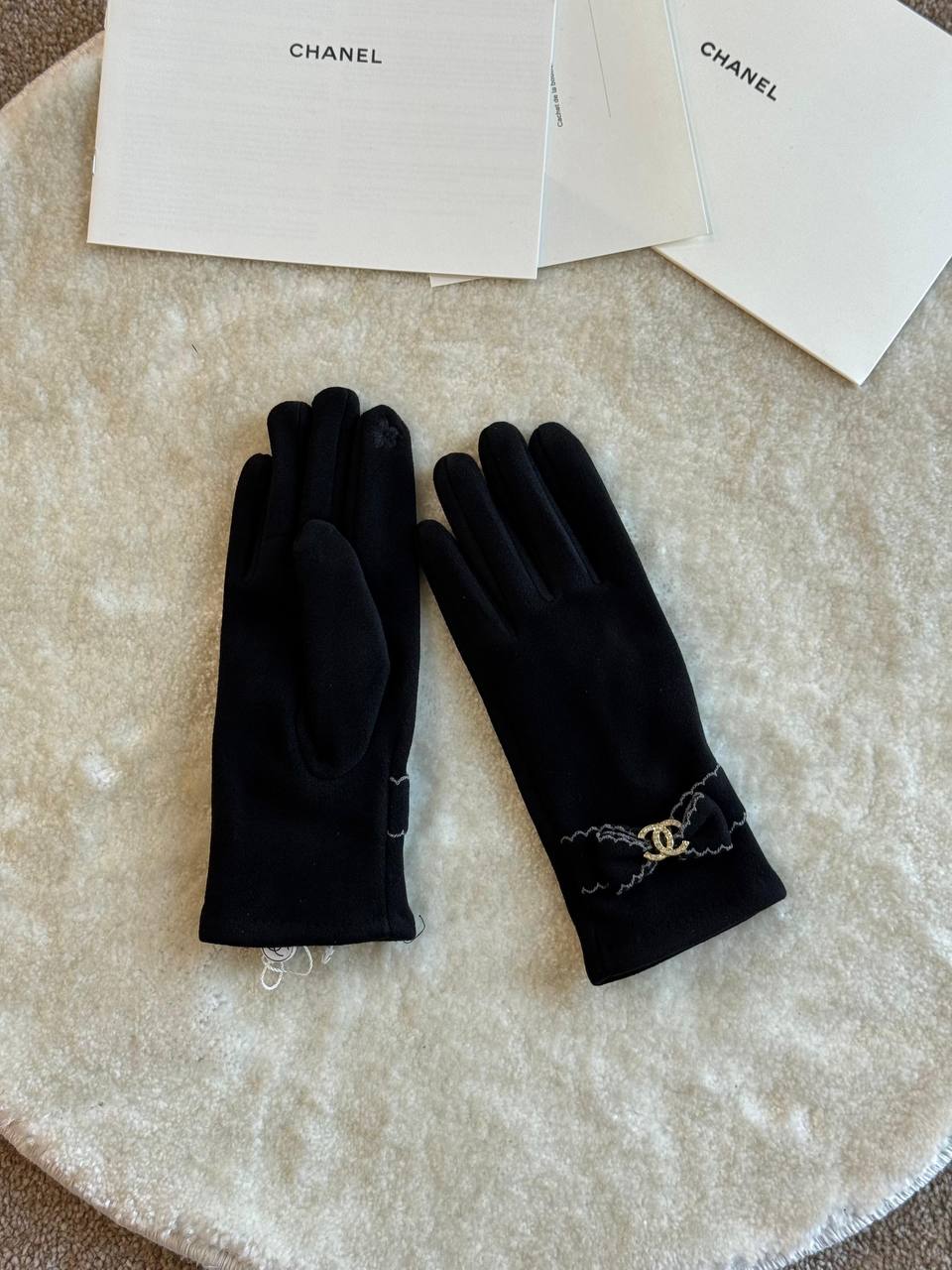 *GLOVES ❗*
*❗ ❗*
*SUPER MASTER QUALITY ❗*
*WITH BOX and PAPERBAG❗*
For Price 👇 WTSP Text Zain 0568585901
Zain267
♥️♥️♥️