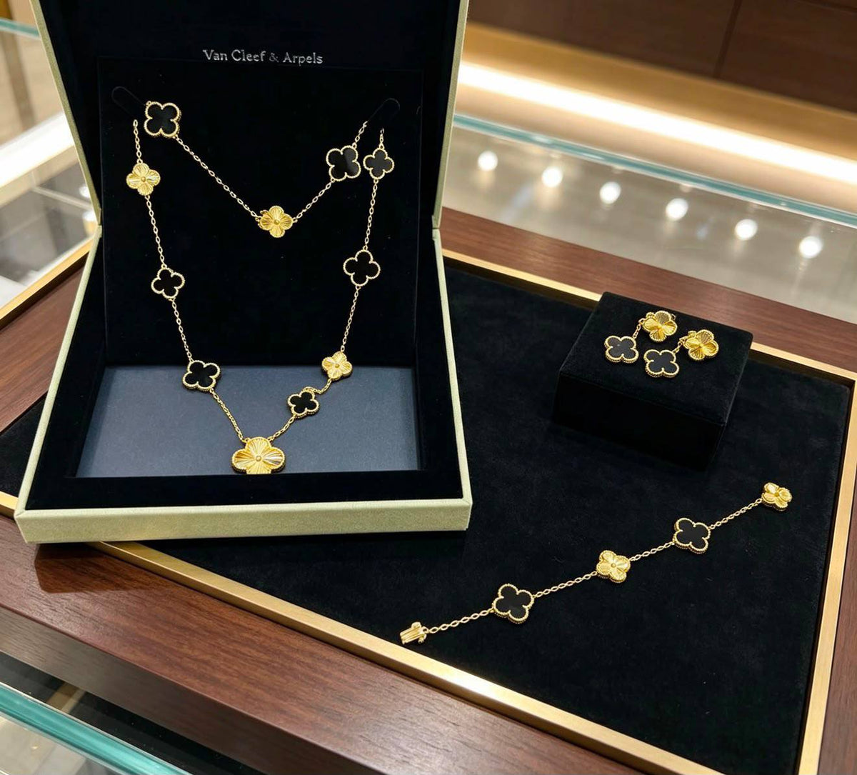 VCA set
Necklace
Earrings
Bracelet
Master Quality 🦋
235 dhs🇦🇪 normal box 📦
295 dhs🇦🇪 original box 🗃️
Zain48
♥️♥️♥️