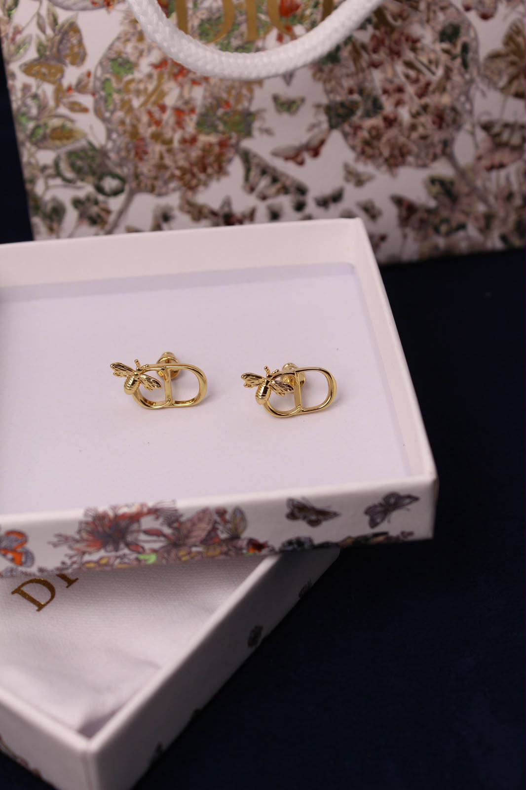 DIOR
Super Master Quality
* CD Garden full Set
* Gold finish metal
* Necklace, earrings, bracelet
Full set
245 dhs🇦🇪🇦🇪with *Normal* Box
Necklace 105 dhs🇦🇪
Earings 85 dhs🇦🇪
Bracelet 85 dhs🇦🇪🇦🇪
For original box
(20 dhs🇦🇪 will Be additiona
