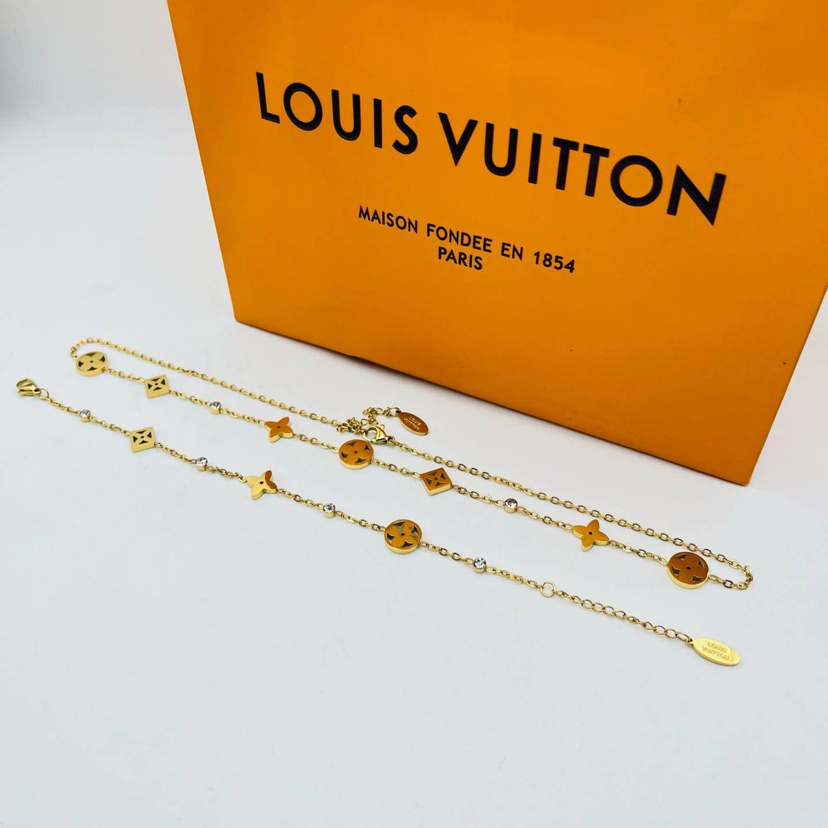 New arrival
LV stainless steel with 18k gold plated set of 2
60 dhs✅✅
65 dhs✅✅ with normal box
Zain243
♥️♥️♥️
