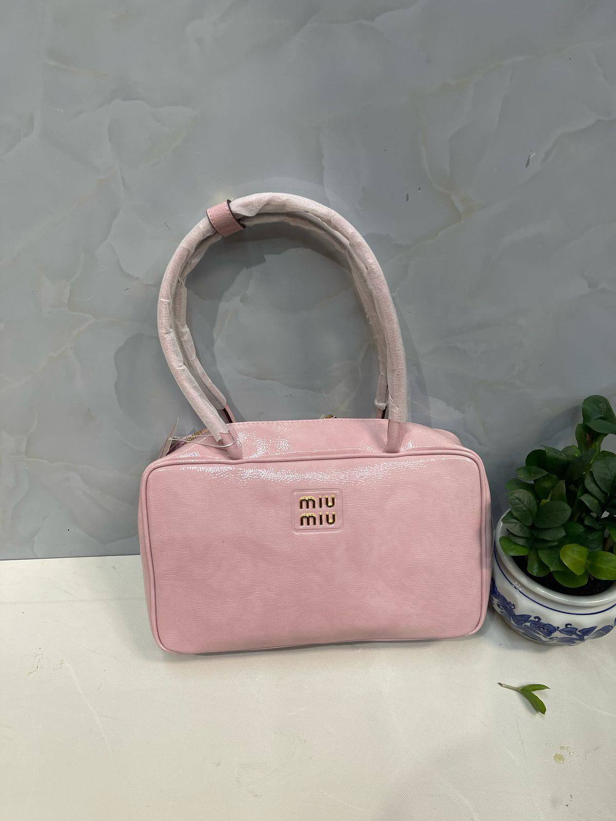 Miu Miu
High quality
95 dhs✅
Zain50
♥️♥️♥️