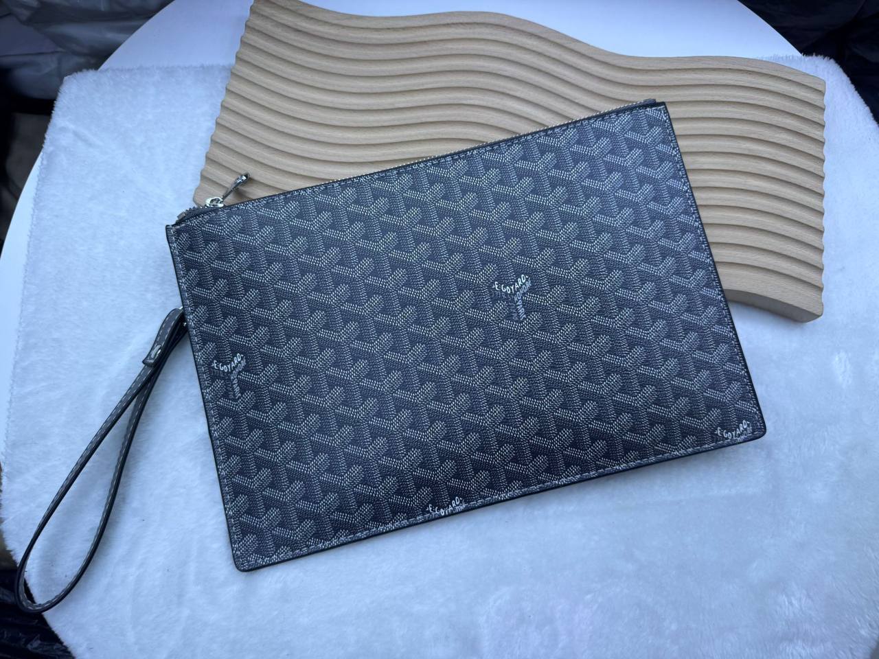 Goyard
with box🎁🎁🎁
size:30×20
65 dhs💓
Zain114
♥️♥️♥️