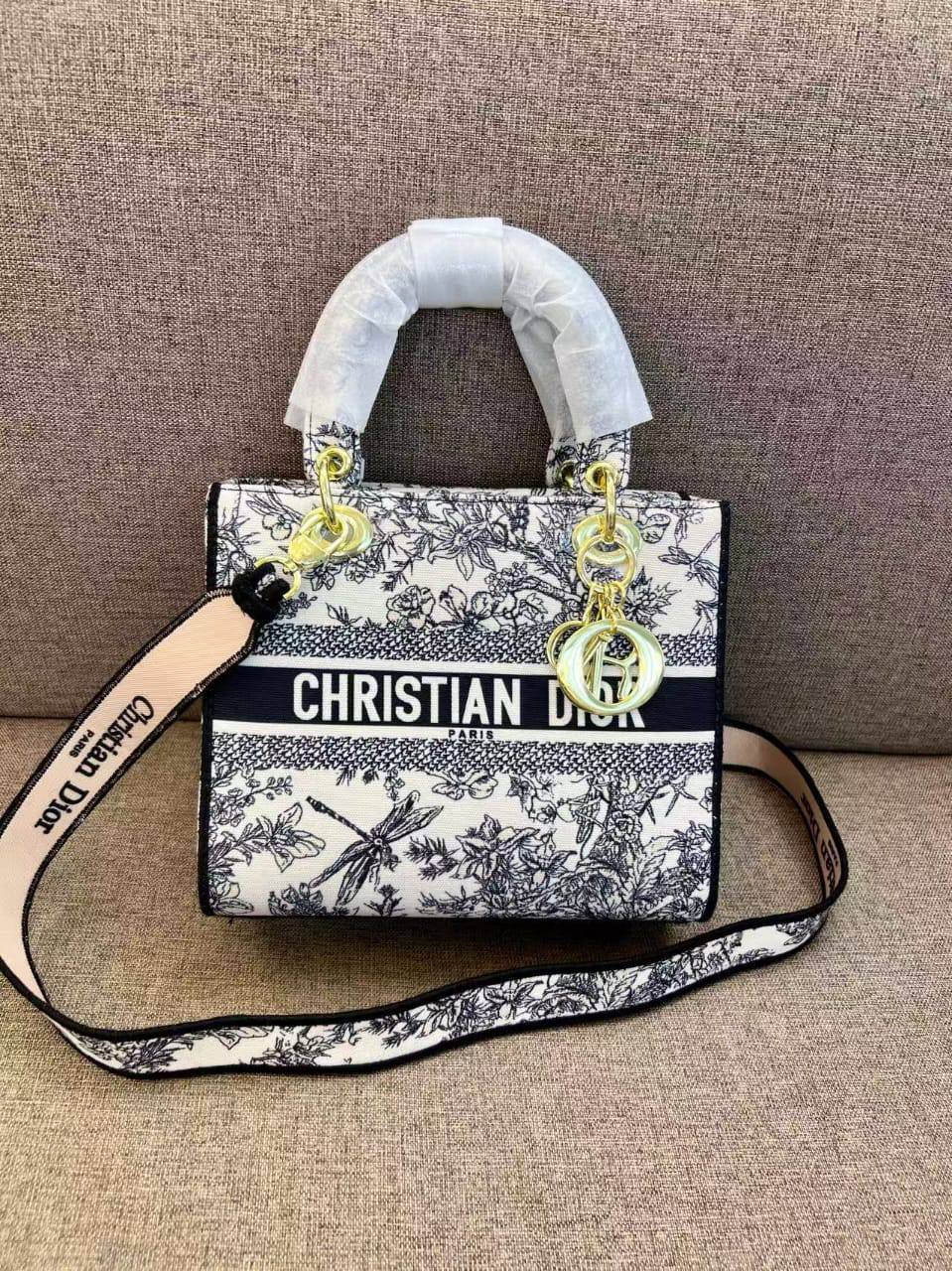 Dior
110 dhs✅
high quality
Zain26
♥️♥️♥️