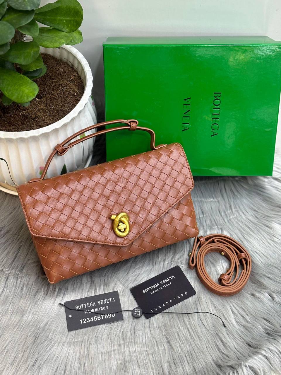 Bottega
90 dhs🇦🇪
with box
🎁🎁🎁
Zain244
♥️♥️♥️