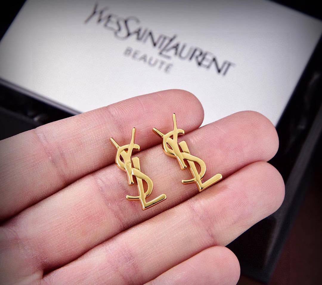 YSL SET🦋*
Necklace 🍁
Earring🌊
Bracelet ❣️
Master quality 💯
With normal boxes 🗃️
And paper bag 🛍️
110 dhs🗽
Zain216
♥️♥️♥️