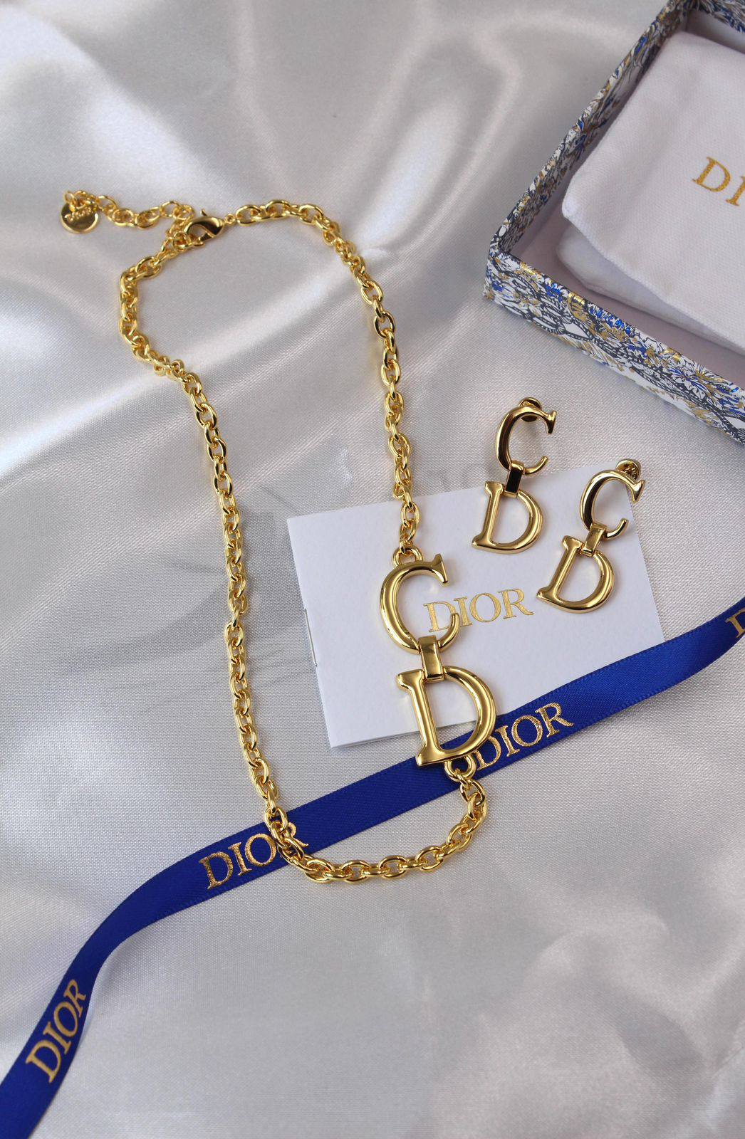 DIOR 🤍
* ↗️ *Super Master Quality ®️*⬆️
* DIOR CD Chain PENDANT & EARINGS
*170 dhs❣️* with *Normal* Box & Bag
*190 dhs❣️* with *Orignal* Packaging
Zain209
♥️♥️♥️