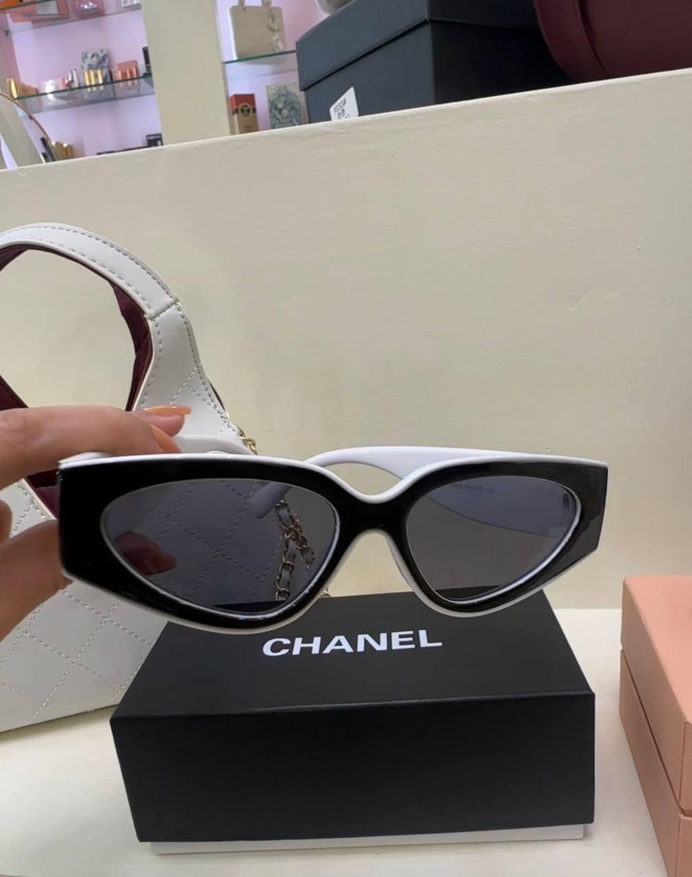 Chanel bag 140 dhs
With box
Chanel glasses
65 dhs with box
Valvet pretty shop
♥️♥️♥️
Zc