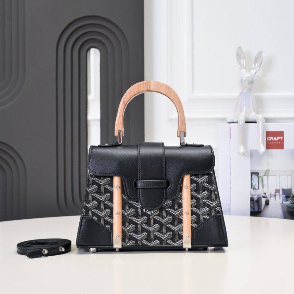 Goyard
with box🎁🎁🎁
size:21×14×9
115 dhs💓
Zain114
♥️♥️♥️