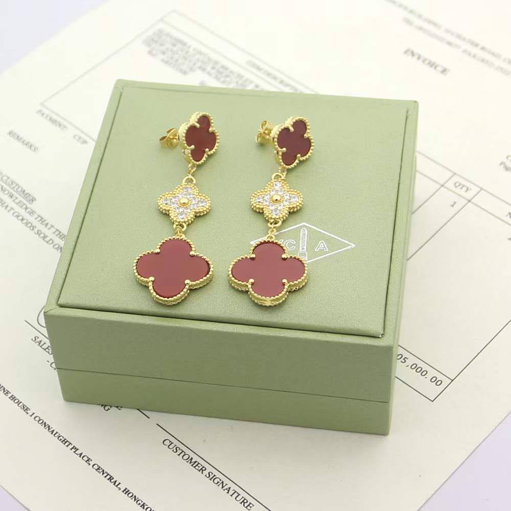 VCA
EARRING💫✨
3 FLOWER STONES
65 DHS👑
WITH BOX AND PAPER BAG🎁🛍️
Zain89
♥️♥️♥️