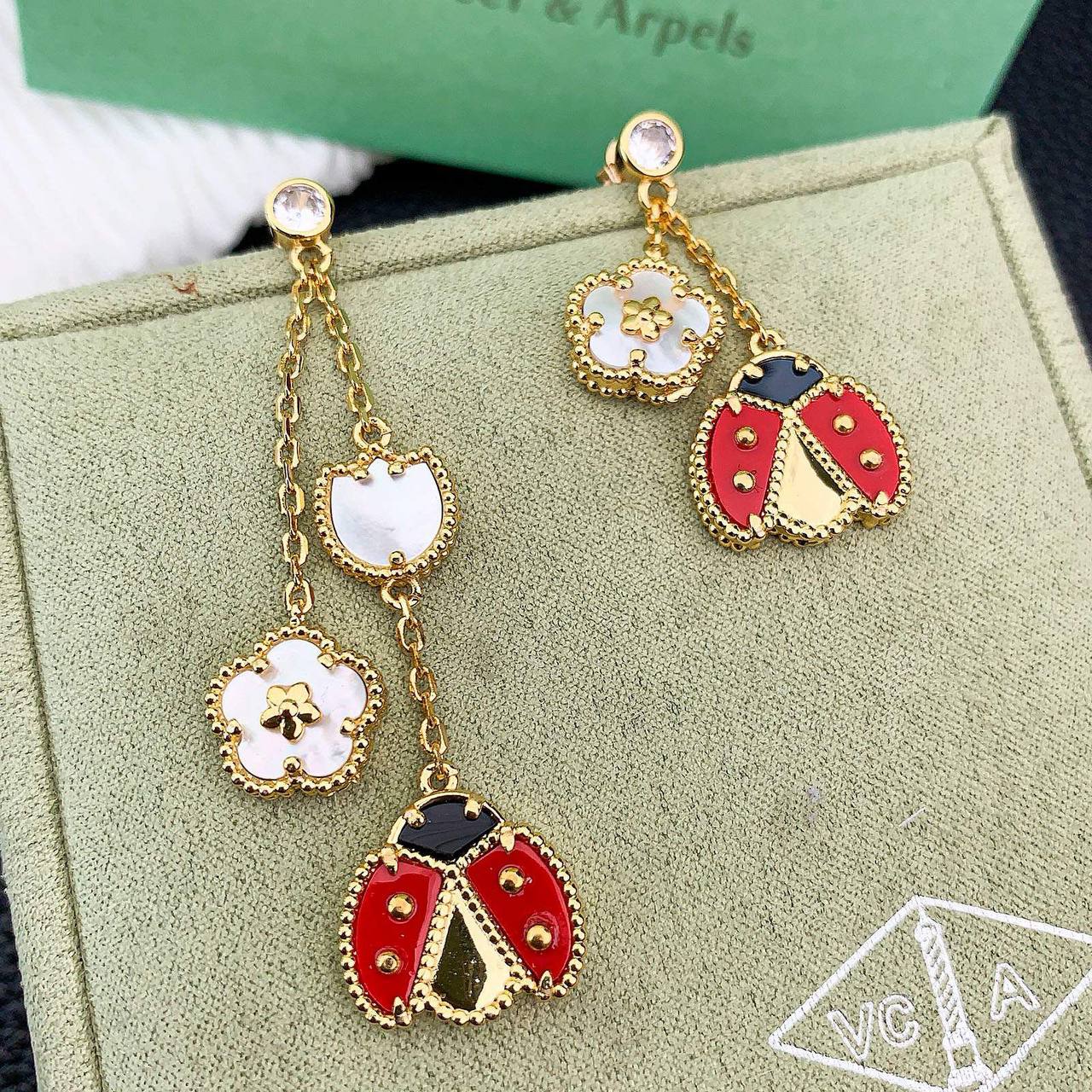 VCA ❤️🔥*
Necklace ✨
Earring 🦋
Master quality 💯
With normal boxes 📦
105 dhs✅
With master box 🗃️
140 dhs✅
Zain216
♥️♥️♥️