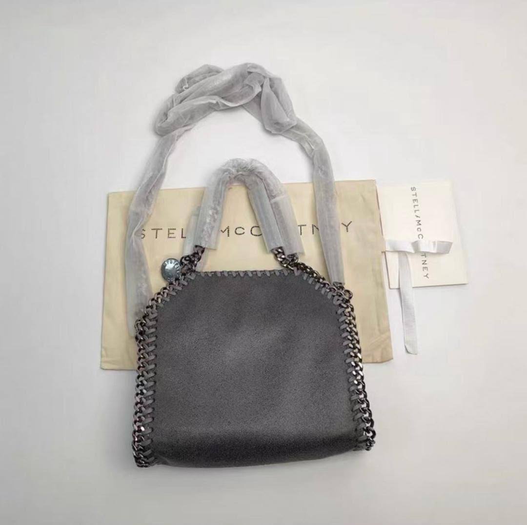 Stella McCartney
110 dhs🇦🇪🇦🇪
size 19×19×3cm
With box
Zain42
♥️♥️♥️